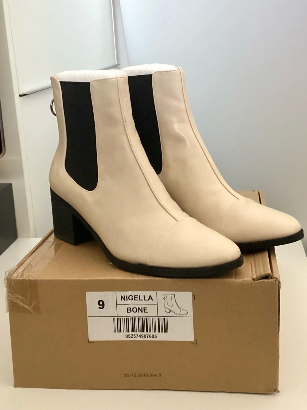 \Journee Collection\ NIB Nigella Chelsea Boot